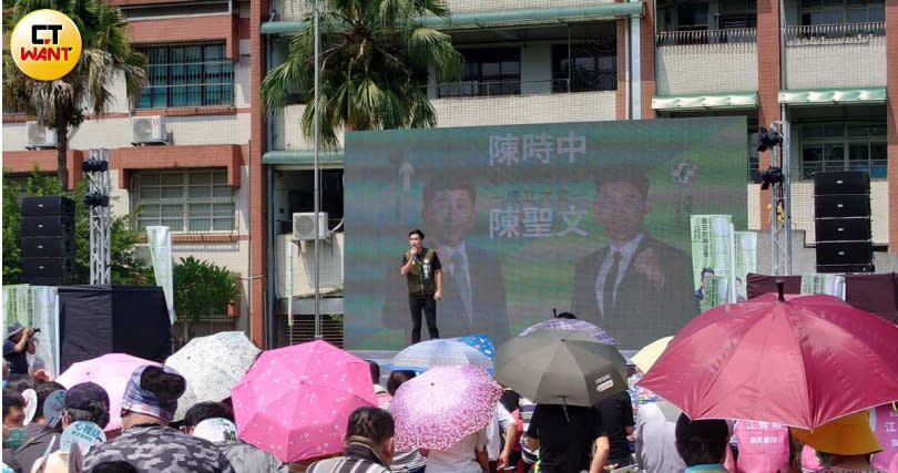 今（18）日天氣炎熱，不少鄉親撐起傘坐在國小操場上聽陳聖文發言，還有更多人選擇坐在樹下遮陰。（圖／甯其遠攝）