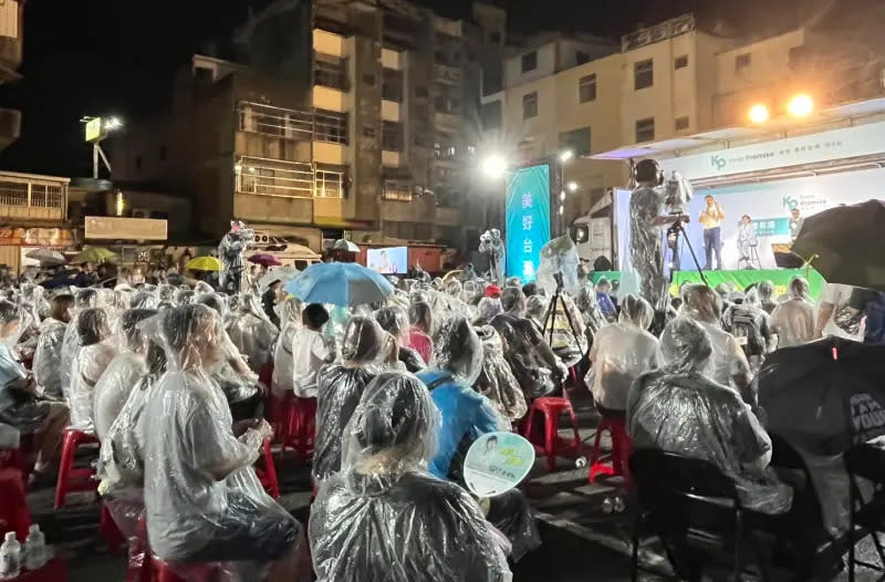 ▲民眾興緻高昂的穿著雨衣聽柯文哲廟口開講。（圖／蔡壁如辦公室提供，2023.09.09）