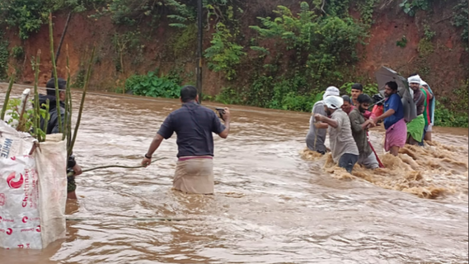 此次大雨引發洪災、土石流，目前已造成該邦逾24人喪生。（圖／翻攝自@oma_salam推特）