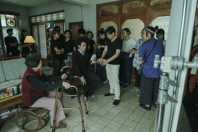 導演鄭有傑（中右）在拍片現場與演員陳淑芳（左）與是元介（中）討論。（牽猴子提供）