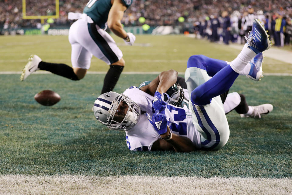 PHILADELPHIA, PENNSYLVANIA - DECEMBER 22: Michael Gallup #13 of the Dallas Cowboys is unable to catch a pass in the end zone as he is defended by Sidney Jones #22 of the Philadelphia Eagles during the fourth quarter in the game at Lincoln Financial Field on December 22, 2019 in Philadelphia, Pennsylvania. (Photo by Patrick Smith/Getty Images)