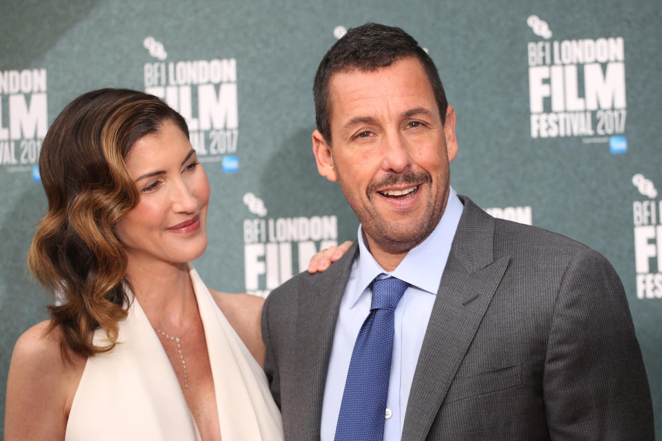 <p>Auch er will nicht so richtig älter werden: Adam Sandler hält wahrscheinlich sein Sinn für schrägen Humor jung. Der Schauspieler (im Bild mit seiner Frau Jackie) hat zwar ein paar graue Härchen bekommen, aber abgesehen davon macht er einen jugendlichen Eindruck wie eh und je. Der 51-Jährige hält sich in seiner Freizeit mit Basketball und Baseball fit. (Bild: wenn) </p>