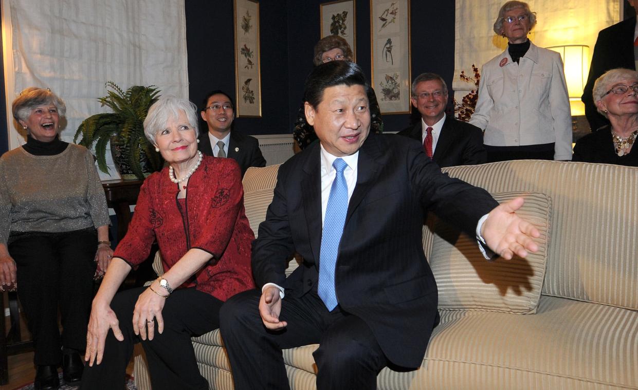 Xi Jinping visited old friends and dignitaries at the home of Sarah (L) and Roger Lande February 15, 2012 in Muscatine, Iowa.