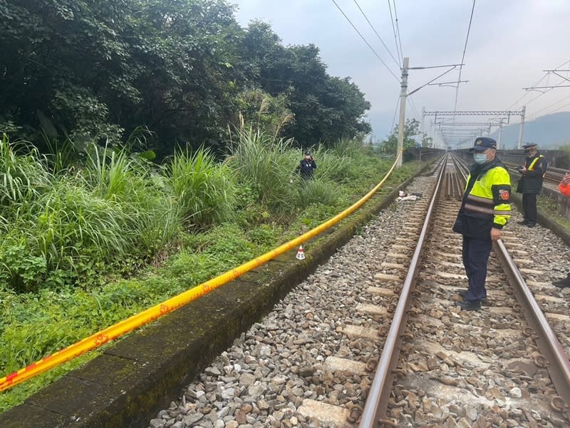 台鐵東正線鳳林至萬榮間8日下午發生列車碰撞行人事故，42歲曹姓男子不明原因闖入鐵軌，遭區間快車閃避不及撞上，經鐵警蒐證完後，恢復雙向通行，列車延誤約66分鐘。（中央社／民眾提供）