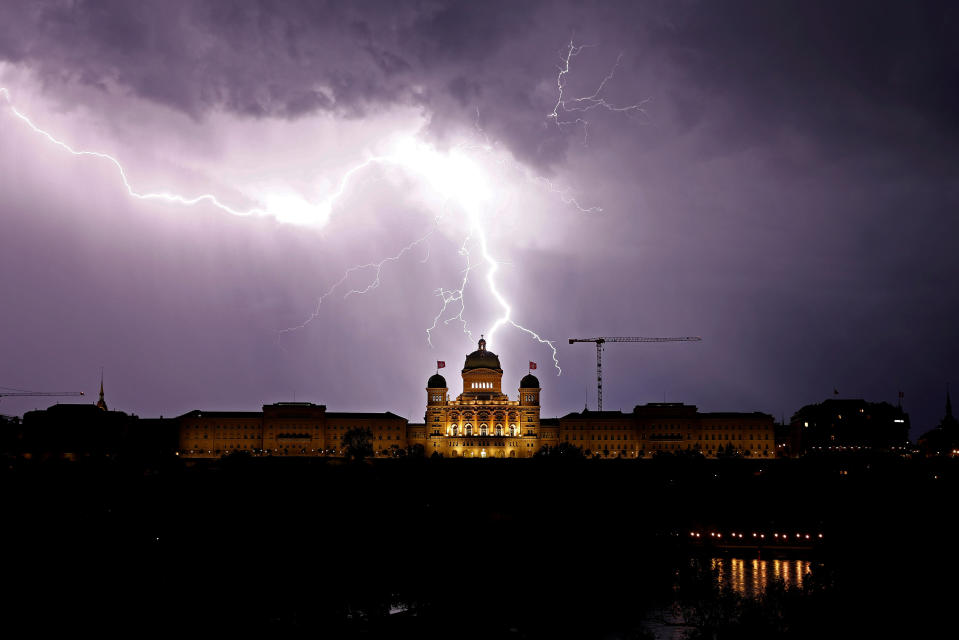 <p>Während eines Gewitters schlägt ein Blitz im Schweizer Bundeshaus in Bern ein. (Bild: Reuters/Stefan Wermuth) </p>