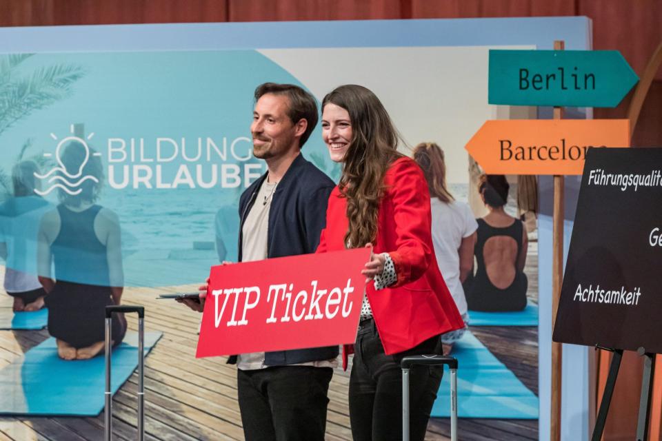In der Show verteilten die Gründer Anian Schmitt (l.) und Lara Körber ihr "VIP Ticket" an Carsten Maschmeyer und Janna Ensthaler. Der DHDL-Deal  hat für Bildungsurlauber.de allerdings doch nicht geklappt. - Copyright: RTL / Bernd-Michael Maurer