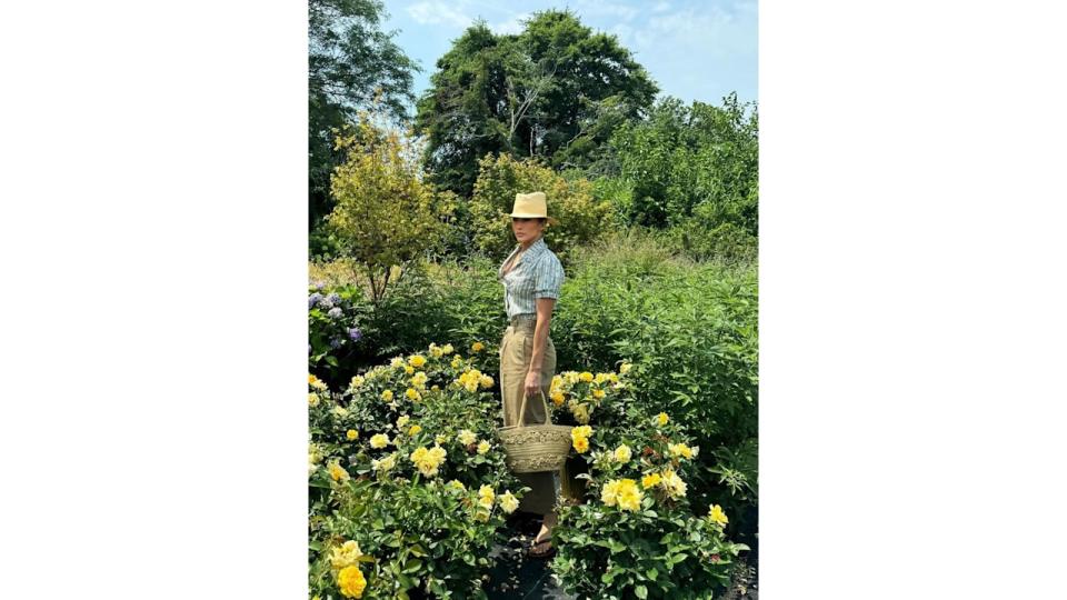 The singer honed her farm-girl aesthetic with a floral-clad wicker basket bag