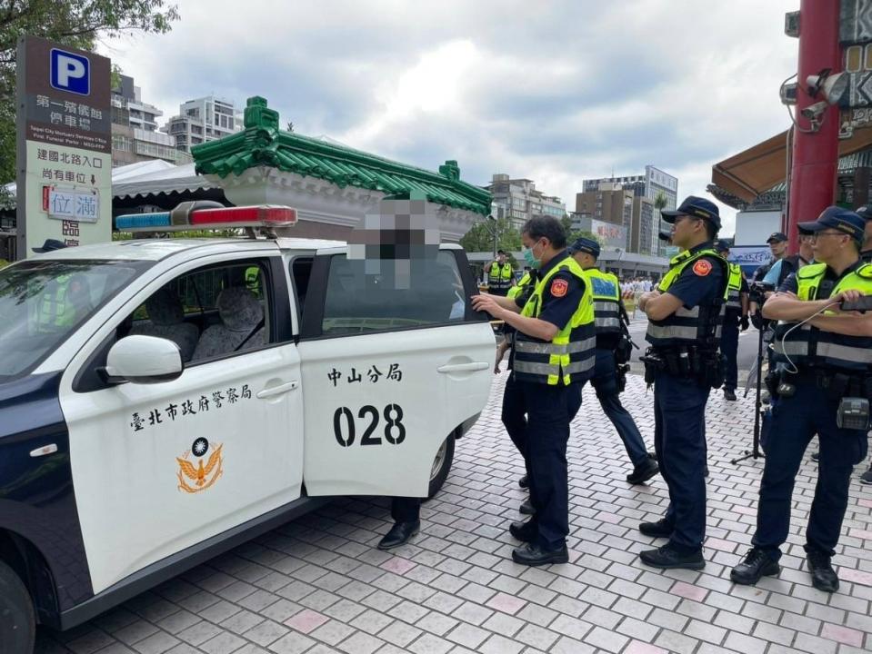 警方查獲一名通緝犯。中山警分局提供