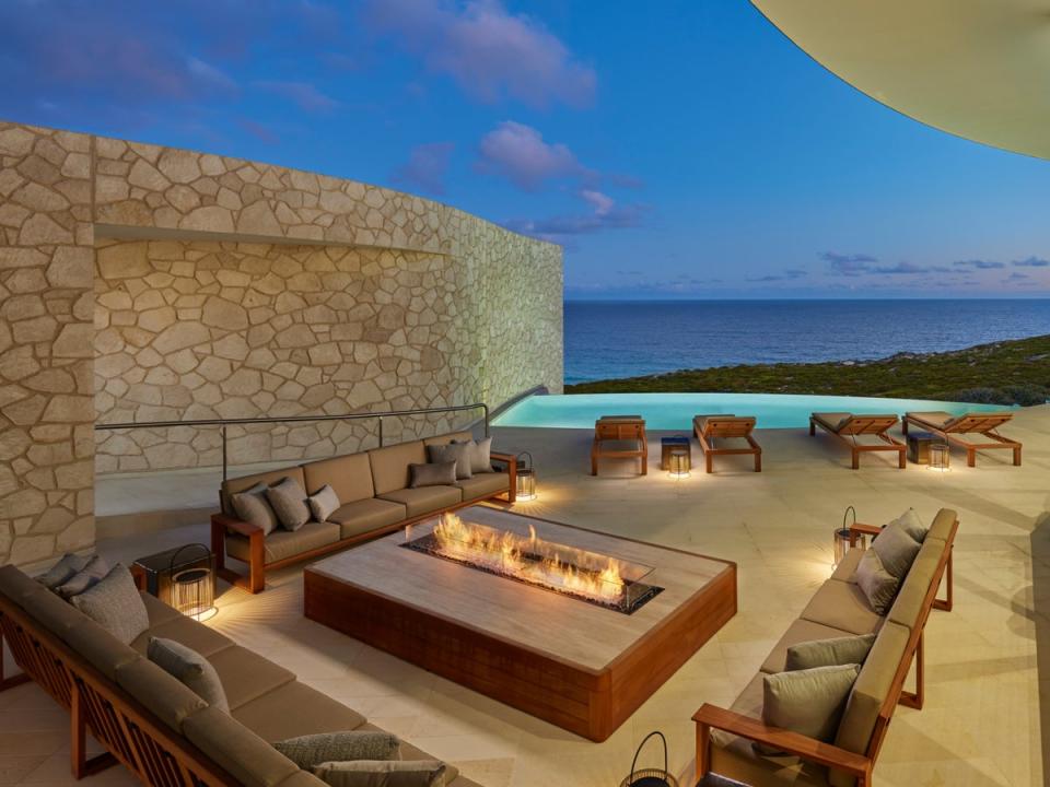 Southern Island Lodge has a luxurious pool lounge overlooking the ocean (Ballie Lodges)