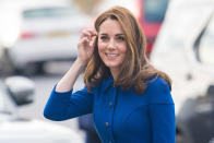 <p>Ya que ella es la <a rel="nofollow" href="https://es.vida-estilo.yahoo.com/duquesa-ahorrativa-kate-middleton-recicla-slideshow-wp-222700696.html" data-ylk="slk:duquesa ahorrativa;elm:context_link;itc:0;sec:content-canvas;outcm:mb_qualified_link;_E:mb_qualified_link;ct:story;" class="link  yahoo-link">duquesa ahorrativa</a> que repite looks, tal vez podría lucir accesorios diferentes.<br>Footwear News </p>