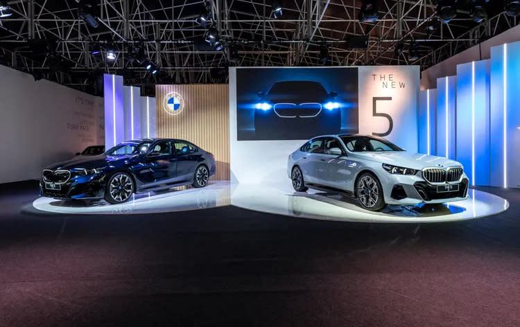 BMW全新第八代5 Series於2023年11月23日在國內首度發表，率先上市的eDrive40 M Sport(右)與M60 xDrive，售價分別為329萬元與485萬元。業者提供