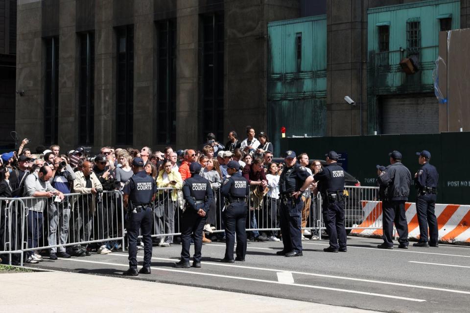 Los agentes de las fuerzas del orden vigilan a las multitudes afuera de la corte penal de Manhattan el martes durante la lectura de cargos de Donald Trump (REUTERS)