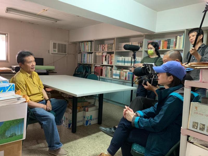 監製林靖傑（右一）與導演許卉林（前右）在《文學台灣》編輯室訪問詩人陳坤崙（左一）。（茂樹電影提供）