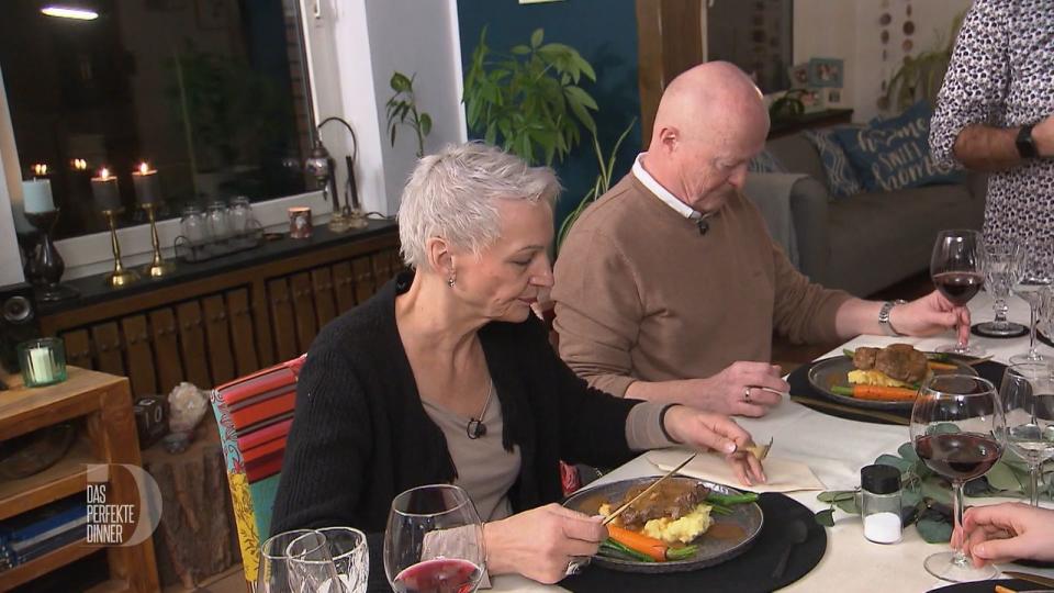 Die Gäste bekommen eine ordentliche Portion Ossobuco mit Kartoffelstampf und Gemüse vorgesetzt - in Italien wird eben viel gegessen.
 (Bild: RTL)