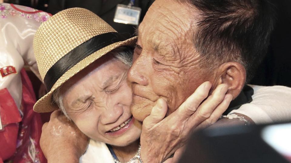 Die Südkoreanerin Lee Keum-seom kann ihre Tränen nicht zurückhalten, als sie ihren Sohn Ri Sang Chol in Nordkorea wiedersieht. Foto: Lee Ji-Eun/Yonhap