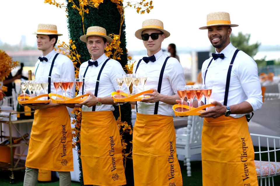 <h1 class="title">Waiters serving Veuve Clicquot</h1><cite class="credit">Photo: Getty Images</cite>