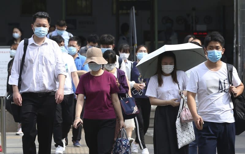 ▲隨著新發地批發市場出現疫情，北京市民近日又開始進入防疫狀態。（圖／美聯社／達志影像）