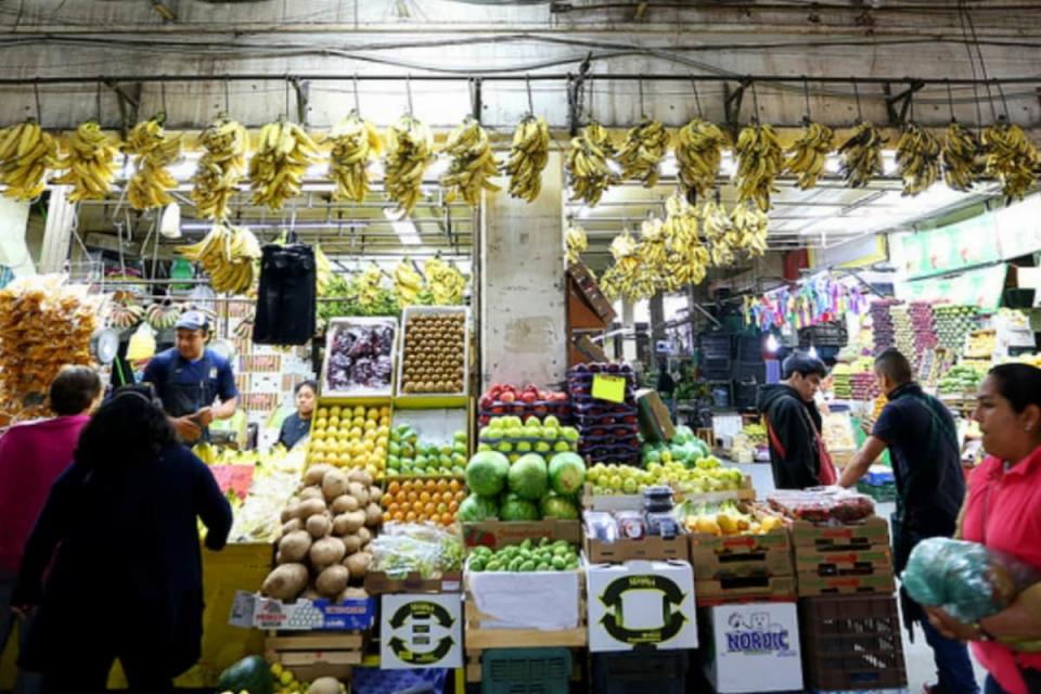 comprar en el mercado o comercios locales es más barato y es una práctica que te ayudará a cocinar con poco dinero