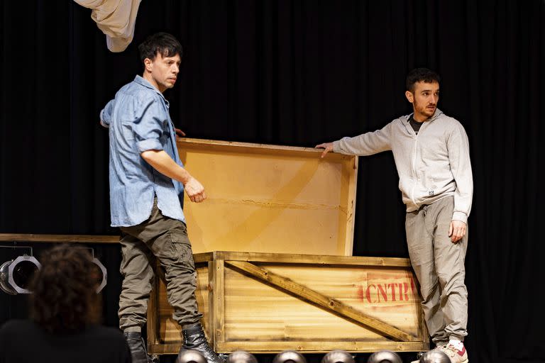 Roberto Peloni y Emiliano Dionisi ultimando detalles en el gran escenario del teatro Maipo, en donde El brote inicia una nueva etapa 