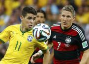 Brazil's Oscar (L) fights for the ball with Germany's Bastian Schweinsteiger during their 2014 World Cup semi-finals at the Mineirao stadium in Belo Horizonte July 8, 2014. REUTERS/Kai Pfaffenbach