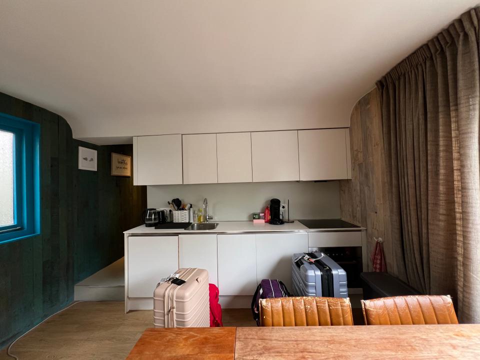 kitchen of houseboat airbnb amsterdam