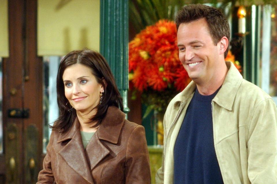 Courteney Cox as Monica and Matthew Perry as Chandler on Friends in 2004 (HBO Max)