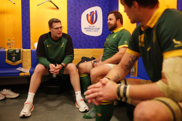 Rassie Erasmus, coach de Sudáfrica, y una charla en el vestuario con Frans Malherbe y Franco Mostert 