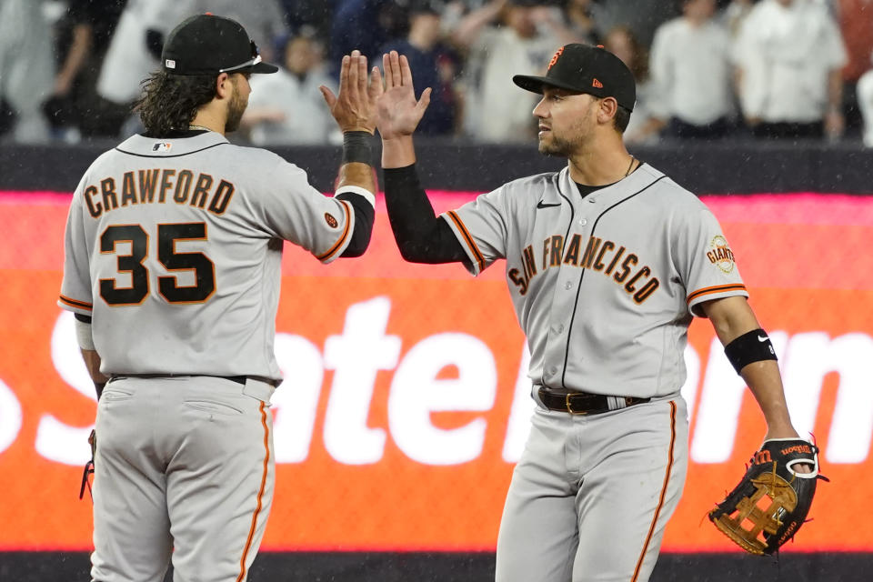 Brandon Crawford, de los Gigantes de San Francisco, festeja con Michael Conforto tras la victoria sobre los Yanquis de Nueva York, el sábado 1 de abril de 2023 (AP Foto/Mary Altaffer)