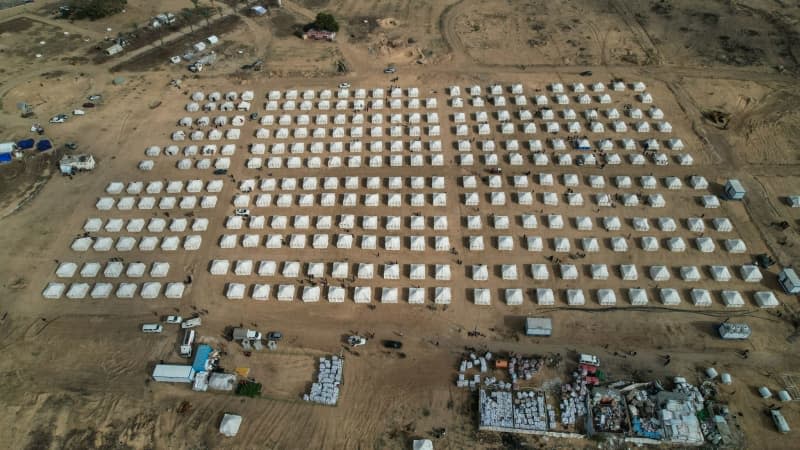 A general view of a tent city built by Egypt and Palestinian Red Crescent to shelter thousands of Palestinians who fled their homes due to Israeli bombardment. Mohammed Talatene/dpa