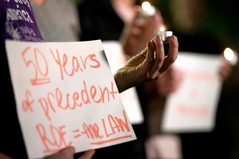 Activistas protestan frente al edificio de la Corte Suprema en Washington. (Photo by Stefani Reynolds / AFP)