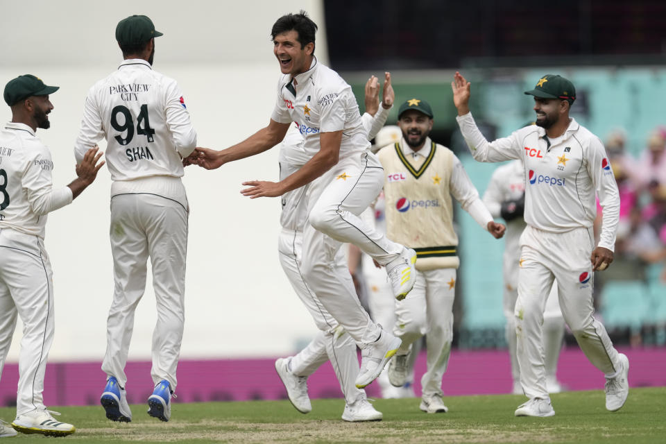 Pakistan's Mir Hamza, center, celebrates with teammates after taking the wicket of Australia's Steve Smith on the third day of their cricket test match in Sydney, Friday, Jan. 5, 2024. (AP Photo/Rick Rycroft)