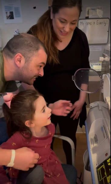 PHOTO: Travis and Ariana Sutton introduce their oldest daughter to her newborn twin sisters. (The Sutton Family)