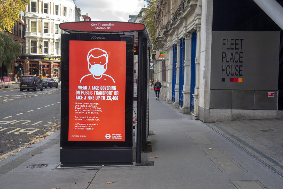 LONDON, UNITED KINGDOM - 2020/11/12: A sign warning to wear a face mask on public transport or face a fine up to £6,400 on a bus stops electronic display in London. (Photo by Dave Rushen/SOPA Images/LightRocket via Getty Images)