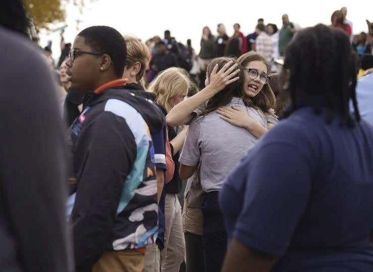 Una chica abraza a otra en medio de una multitud afuera de una escuela secundaria luego de que se registró un tiroteo en la institución, el lunes 24 de octubre de 2022, en San Luis, Missouri. (Jordan Opp/St. Louis Post-Dispatch vía AP)