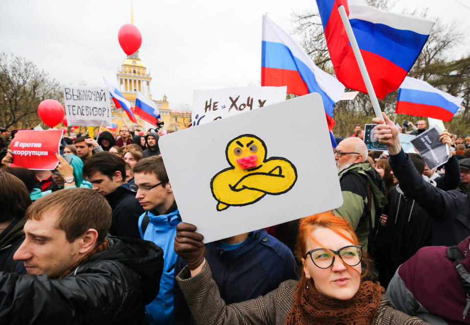 <p>People take part in an unauthorised opposition protest in St Petersburg’s Alexander Garden, Russia, May 5, 2018. (Photo: Peter Kovalev/TASS via Getty Images) </p>