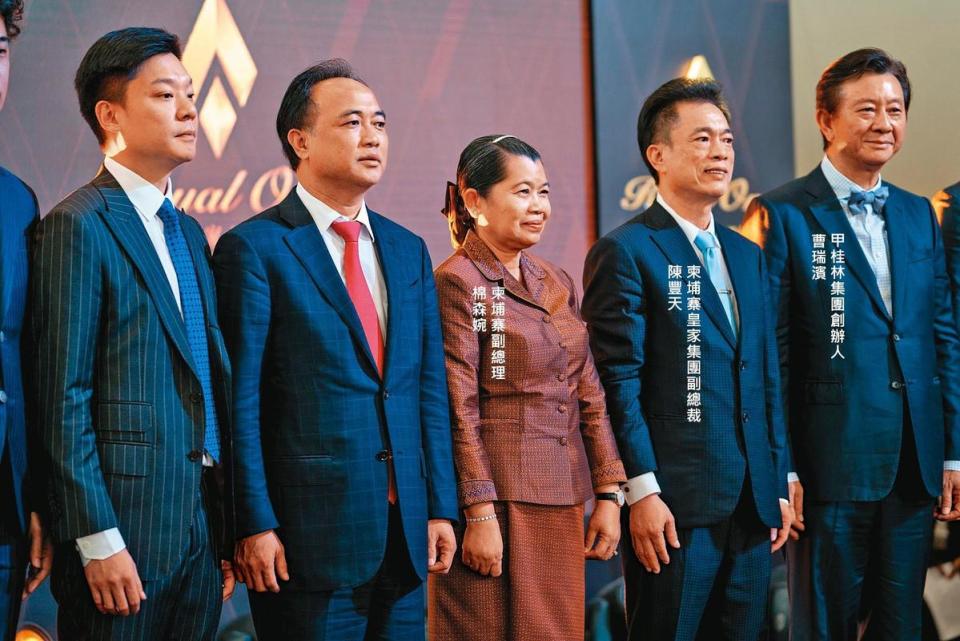 柬埔寨「皇家一號」預售案2018年舉行啟售儀式，皇家集團副總裁陳豐天與甲桂林集團創辦人曹瑞濱等貴賓一同出席。（翻攝豐滙地產臉書）