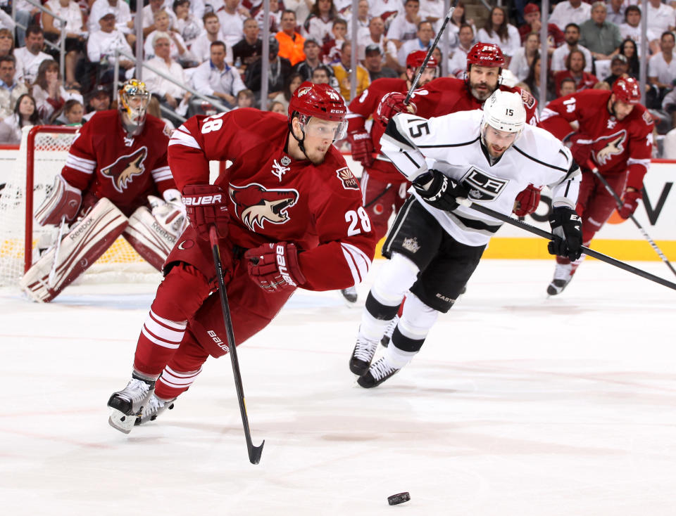 GLENDALE, AZ - MAY 22: Lauri Korpikoski #28 of the Phoenix Coyotes moves the puck in front of Brad Richardson #15 of the Los Angeles Kings in the first period in Game Five of the Western Conference Final during the 2012 NHL Stanley Cup Playoffs at Jobing.com Arena on May 22, 2012 in Phoenix, Arizona. (Photo by Christian Petersen/Getty Images)