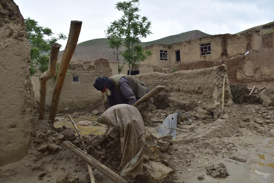 Un anciano recoge sus pertenencias en una vivienda dañada por las graves inundaciones registradas en la provincia de Baghlan, en el norte de Afganistán, el 11 de mayo de 2024. (AP Foto/Mehrab Ibrahimi)