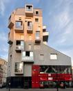 También es bastante curiosa la fachada de este edificio, con sus ventanas y balcones sobresaliendo. (Foto: reddit / <a href="http://www.reddit.com/r/bizarrebuildings/comments/j19r51/paris_france_14th_arrondissement/" rel="nofollow noopener" target="_blank" data-ylk="slk:thirdiii94;elm:context_link;itc:0;sec:content-canvas" class="link ">thirdiii94</a>).