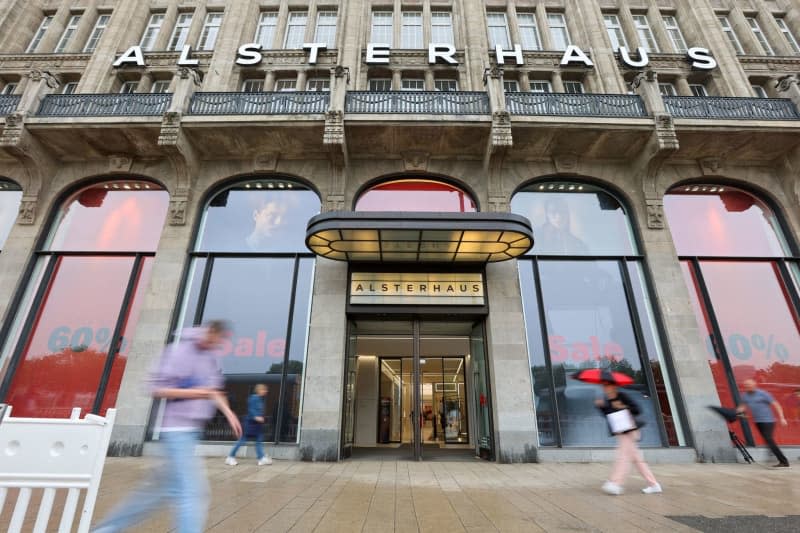 View of the entrance area of the Alsterhaus in Hamburg. - The owner of Germany's best-known luxury department stores, Munich's Oberpollinger and Hamburg's Alsterhaus, has struck new lease agreements for both properties, sources familiar with the matter told dpa on 26 July. Bodo Marks/dpa