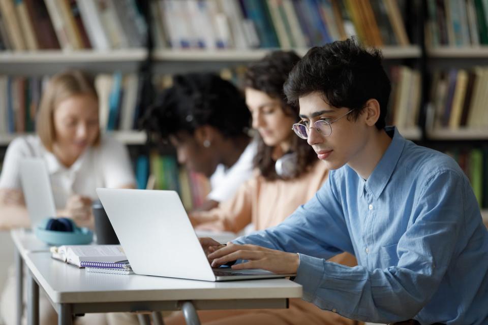 <a href="https://www.shutterstock.com/es/image-photo/student-guy-wear-glasses-studying-library-2139744751" rel="nofollow noopener" target="_blank" data-ylk="slk:Shutterstock / fizkes;elm:context_link;itc:0;sec:content-canvas" class="link ">Shutterstock / fizkes</a>