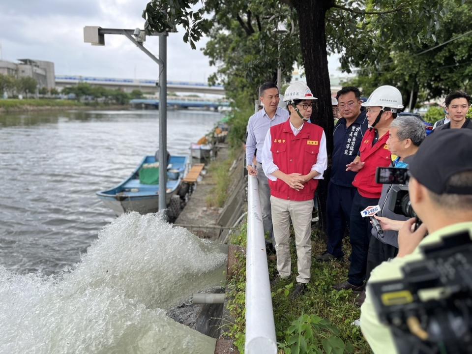 陳其邁(左二)視察抽水站，加強防汛應變措施。   圖：高雄市水利局提供