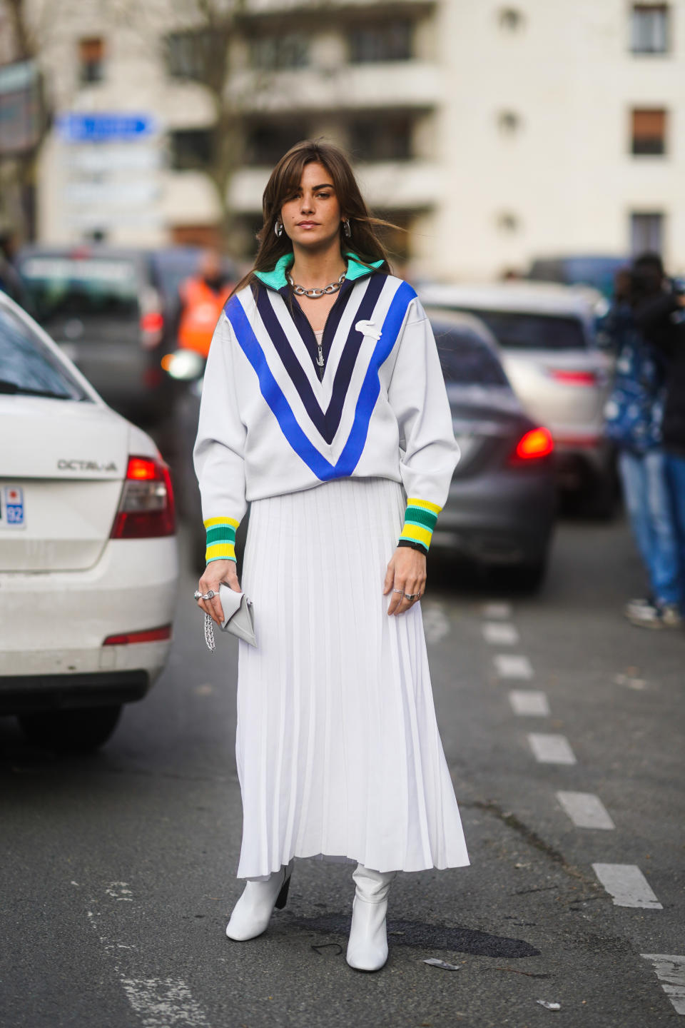 También conseguirás un maravilloso look informal con sudadera y falda plisada como hizo Clara Berry el pasado 3 de marzo en París. ¿Con botas o deportivas? Esa es la cuestión. (Foto: Edward Berthelot / Getty Images)