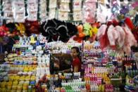 Una vendedora ofrece productos de belleza en el mercado situado fuera de las zonas industriales. (Reuters/Damir Sagolj).