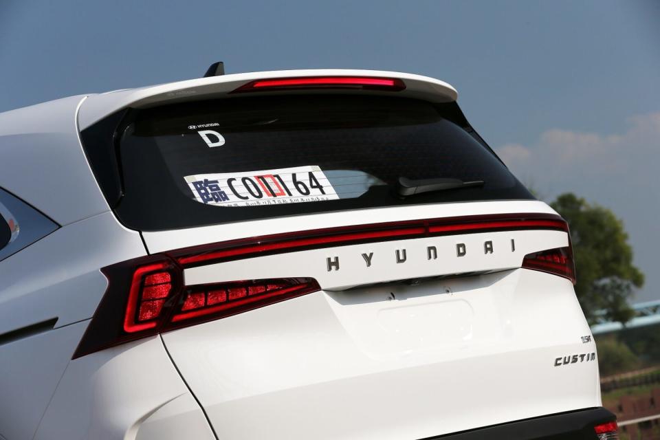 以貫穿式LED導光條佈置的車尾，帶來十足前衛科技的視覺印象，同時也以「HYUNDAI」品牌字樣來取代廠徽的設計。