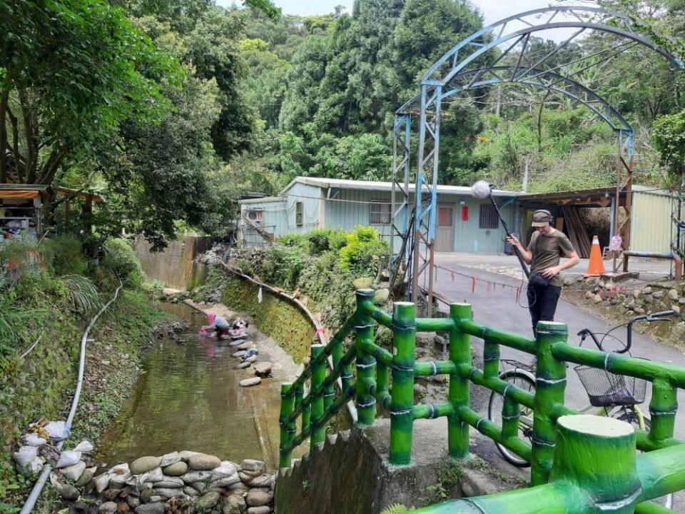 《圖說》藝術家Yannick Dauby於三峽鳶山腳下的土地公坑溪（又稱墘溝仔）旁收錄聲音。〈文化局提供〉