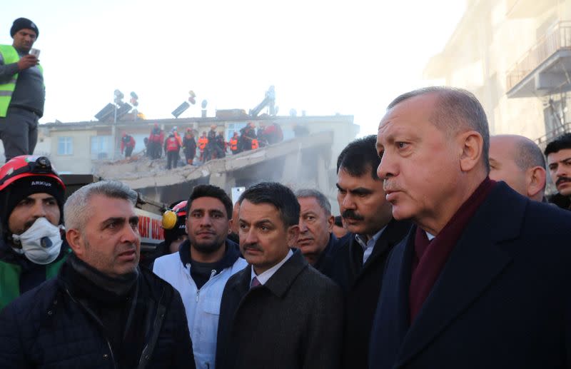 El presidente turco, Tayyip Erdogan, visita un vecindario afectado por el terremoto en Elazig, Turquía. 25 de enero de 2020.