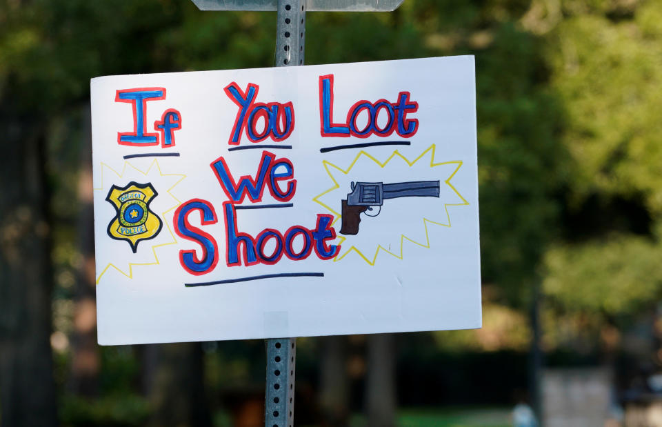 <p>A hand-made sign warns off looters in a neighborhood flooded by Harvey in Houston, Texas, Aug. 31, 2017. (Photo: Rick Wilking/Reuters) </p>