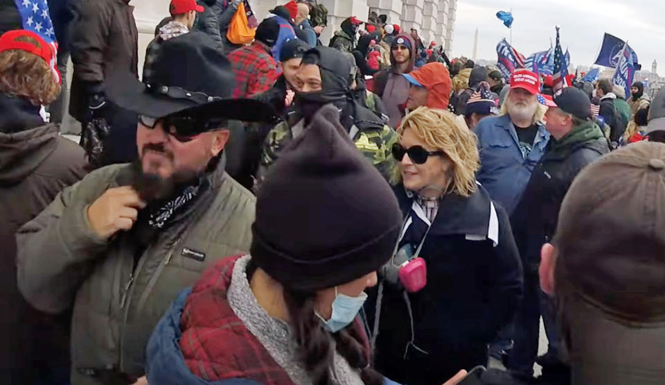 Stewart Rhodes, founder of the Oath Keepers, left, and Kellye SoRelle, in sunglasses, at the Capitol on Jan. 6, 2021. (via 4minutereport.com)