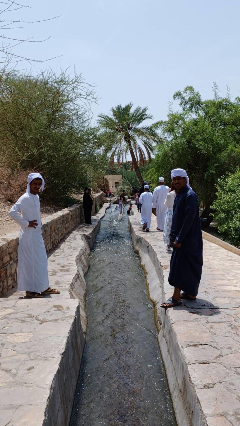 Falag, construcciones que llevan el agua de las montañas hasta los pueblos y oasis.